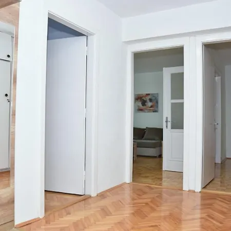 Palace Apartment *